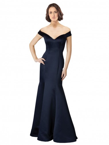 Azul marina oscuro Sirena Hombros Descubiertos Cuello en V Satén Largo Vestidos de dama de honor / Vestidos de fiesta Al Por Mayor