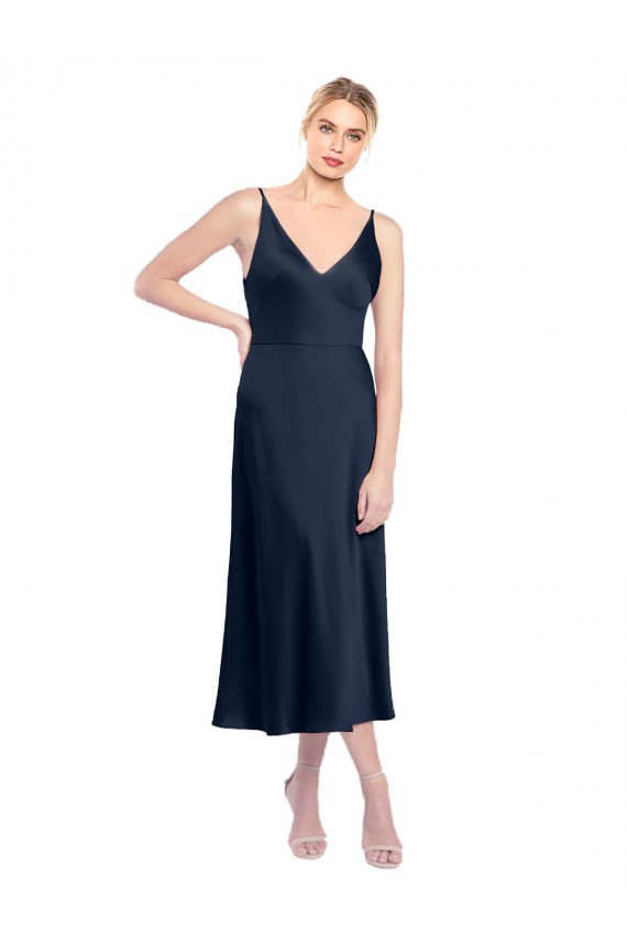 Azul marina oscuro línea A Cuello en V Midi Satén elástico Corto Formales Vestidos de dama de honor / Vestidos de fiesta / Vestidos de cóctel Al Por Mayor